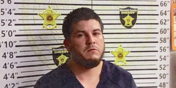 Interceptan auto y descubren droga en pasajero.