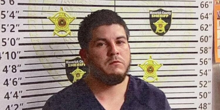 Interceptan auto y descubren droga en pasajero.