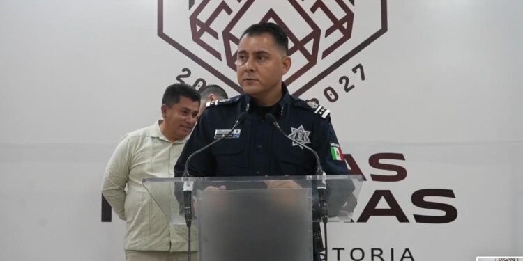 Ayer presumieron cámaras de solapa; hoy no muestran el video del bombero detenido.