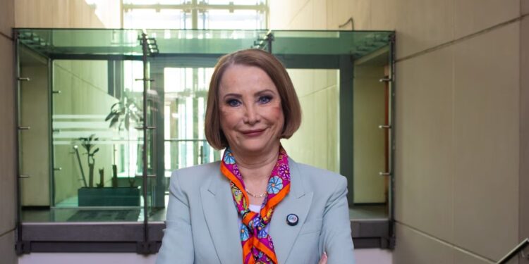 Es hija del luchador social Heberto Castillo.