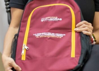 Entregará Jacobo Rodríguez mochilas con propaganda partidista en escuelas.