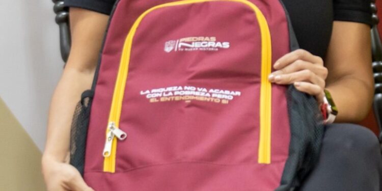 Entregará Jacobo Rodríguez mochilas con propaganda partidista en escuelas.