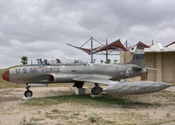 Gobierno federal reclama histórico avión de Maverick.