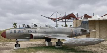 Gobierno federal reclama histórico avión de Maverick.