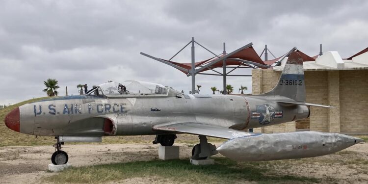 Gobierno federal reclama histórico avión de Maverick.