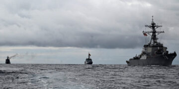 Tensión en el Caribe ante llegada de destructores de EU a costas venezolanas.