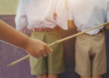 Permiten castigos físicos en escuelas de Florida bajo decreto de DeSantis.