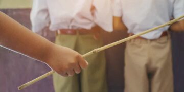 Permiten castigos físicos en escuelas de Florida bajo decreto de DeSantis.