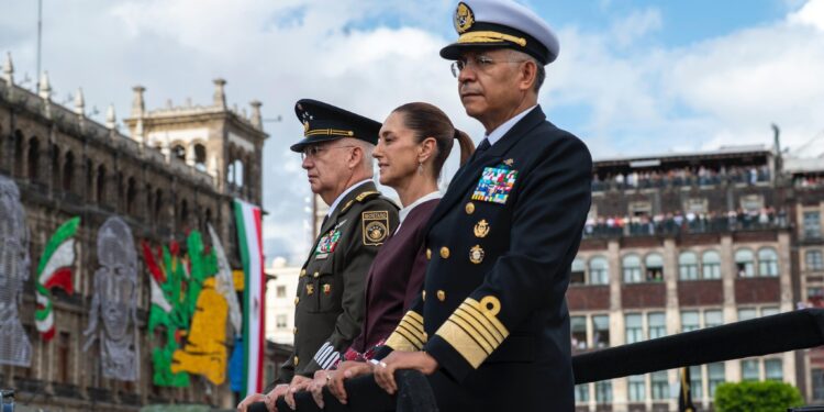 Más de 4 mil mujeres desfilaron en evento cívico-militar encabezado por Sheinbaum.