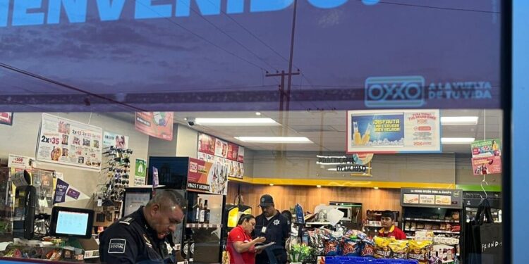 Fiscalía investiga robo con violencia en tienda Oxxo de Piedras Negras.