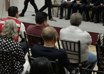 Lorenzo Menera; en primer fila, al centro; regidores y trabajadores sindicalizados de Simas estuvieron presentes en la conferencia matutina.