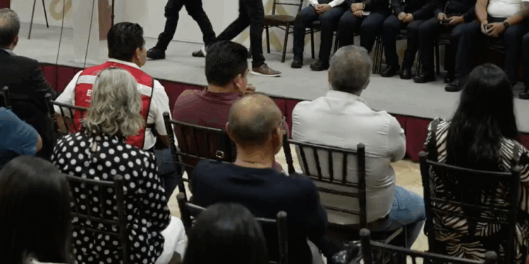 Lorenzo Menera; en primer fila, al centro; regidores y trabajadores sindicalizados de Simas estuvieron presentes en la conferencia matutina.