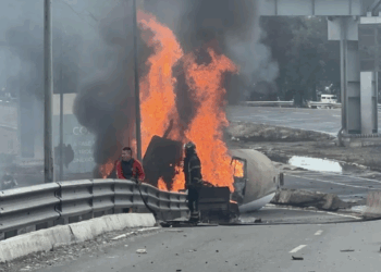El incendio fue sofocado tras hora y media de labores; no se reportan fallecidos.