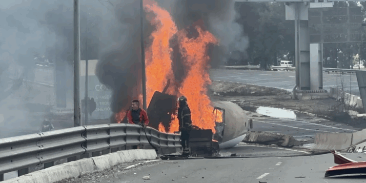 El incendio fue sofocado tras hora y media de labores; no se reportan fallecidos.
