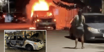 Camioneta queda en pérdida total tras incendio en Piedras Negras.