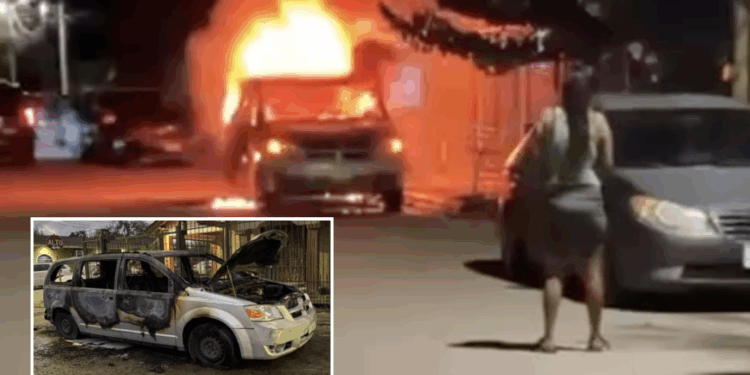 Camioneta queda en pérdida total tras incendio en Piedras Negras.