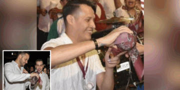 Realizan callejoneada con bebidas en vía pública.