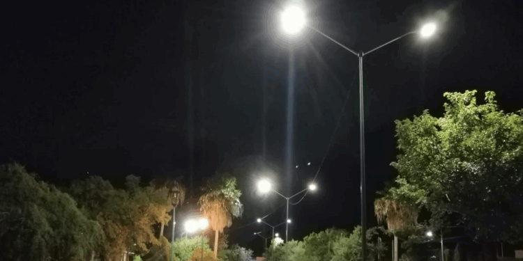 Empresas enfrentarán nuevo cobro por alumbrado en la ciudad.