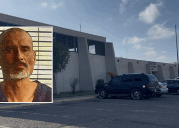 El hombre, de 46 años enfrentaba órdenes de arresto en Texas.