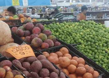 Despidos en maquilas opacan temporada comercial en Piedras Negras.