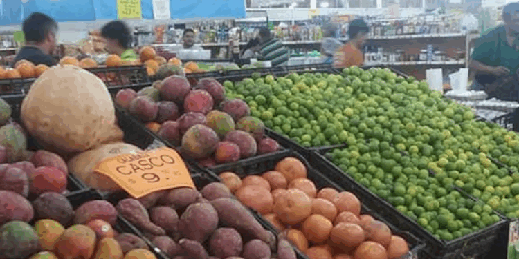 Despidos en maquilas opacan temporada comercial en Piedras Negras.