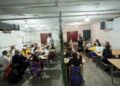 Niños de Járkov regresaron a clases en escuelas subterráneas.