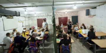 Niños de Járkov regresaron a clases en escuelas subterráneas.