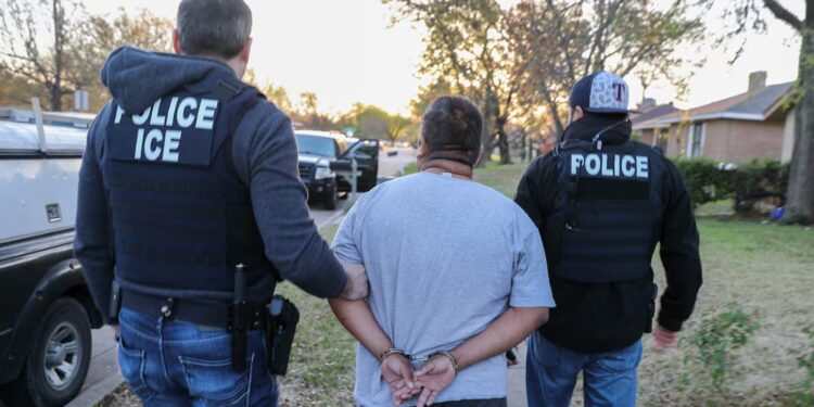 EU aplicará multas a migrantes desde los 14 años.