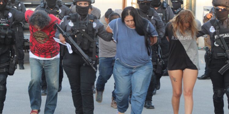 Hallan arma larga, ponchallantas y marihuana; detienen a sujeto en El Moral.