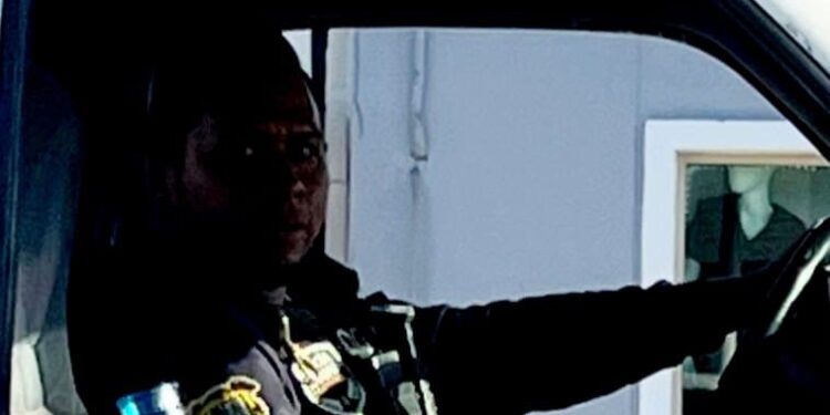 Denuncian que policías le planta droga y roban 17 mil pesos a joven trabajador.