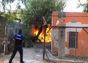 El fuego se propagó con rapidez debido a que varias casas estaban construidas con madera.