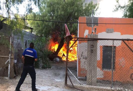 El fuego se propagó con rapidez debido a que varias casas estaban construidas con madera.