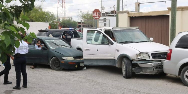 Detienen a conductor tras persecución y choque en Piedras Negras.