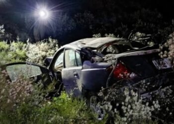 Militar, su esposa y un menor resultan heridos en volcadura en Jiménez.