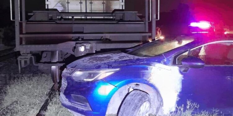 Choque de tren y automóvil en Nava deja solo daños materiales.