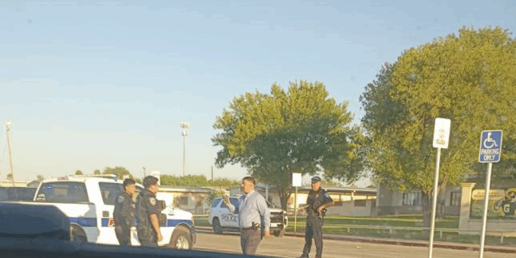Policía interviene tras amenaza en camión escolar; era una “broma”.