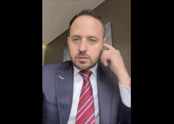 Alcalde admite que no consultó a vecinos por barda de Ferromex.