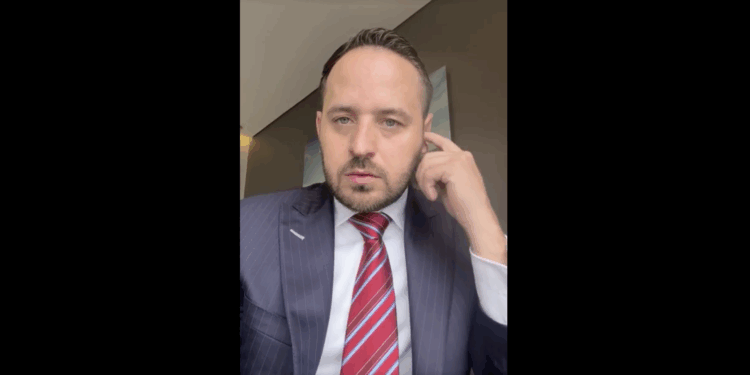 Alcalde admite que no consultó a vecinos por barda de Ferromex.