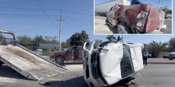 Accidente en el bulevar República deja daños materiales y una unidad volcada.