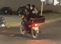 Sancionan a oficial de policía captada sin casco en motocicleta.