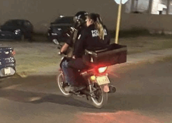 Sancionan a oficial de policía captada sin casco en motocicleta.