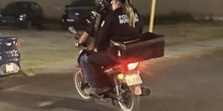 Sancionan a oficial de policía captada sin casco en motocicleta.