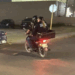 Sancionan a oficial de policía captada sin casco en motocicleta.