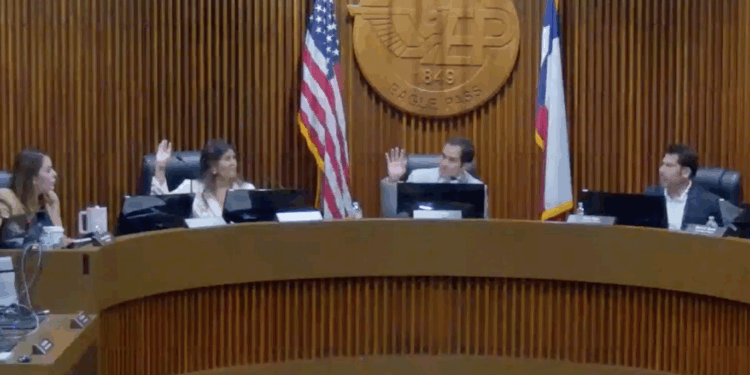 Aplazan decisión sobre aumento de peaje en Eagle Pass.