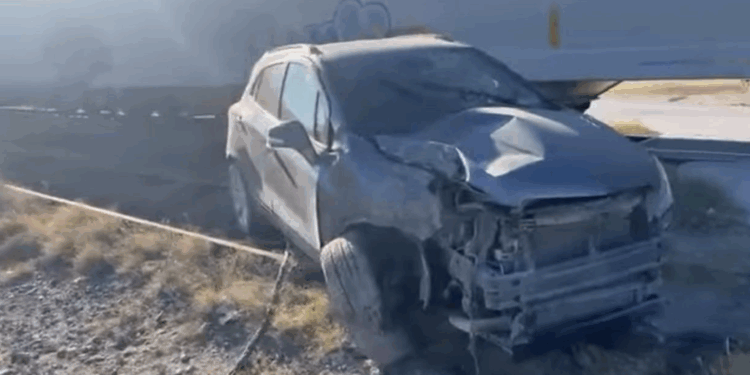 Tren embiste vehículo en Nava; conductora sufre crisis nerviosa.