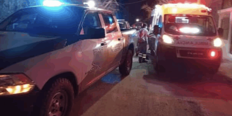 Atacan a hombre con arma blanca y golpean a mujer en hechos separados.