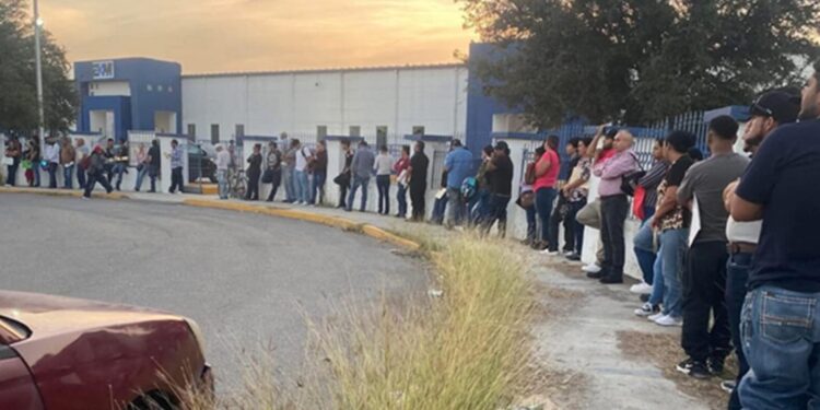 Sabinas responde con filas de buscadores de empleo al llamado de Elektrokontakt.