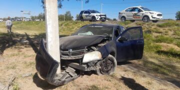 Saribel, de 19 años, perdió el control de su Dodge Avenger azul marino.
