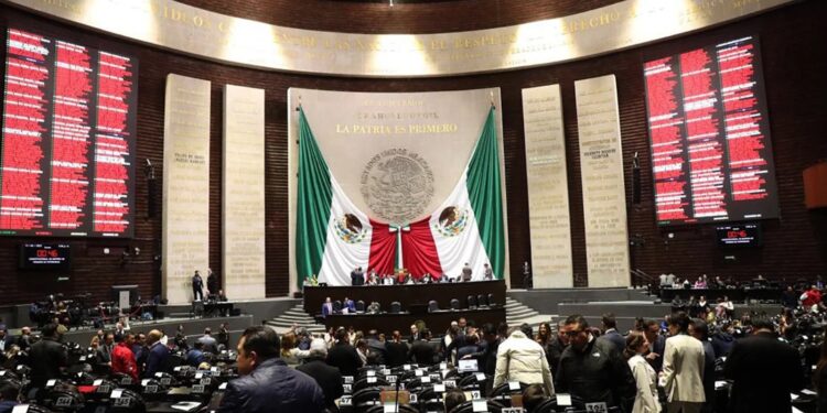 Endurecen controles en aduanas con nueva ley impulsada por Sheinbaum.