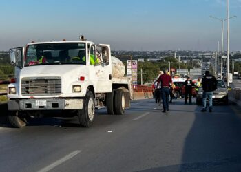 Motociclista pierde la vida aplastado por pipa municipal.
